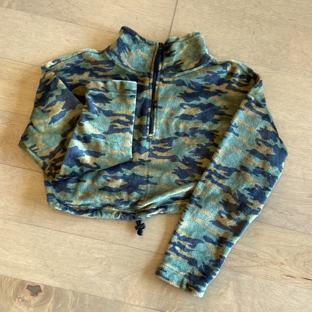 Fleece Camo 1/2 zip crop top